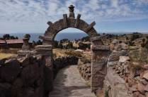 Um dos muitos arcos de pedras da ilha de Taquile, no lago Titicaca, no Peru